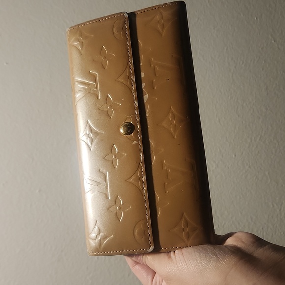 Louis Vuitton Handbags - 💖FREE GIVEAWAY WE REACH 100 PPL Auth Louis Vuitton Vernis Monogram  Wallet💖